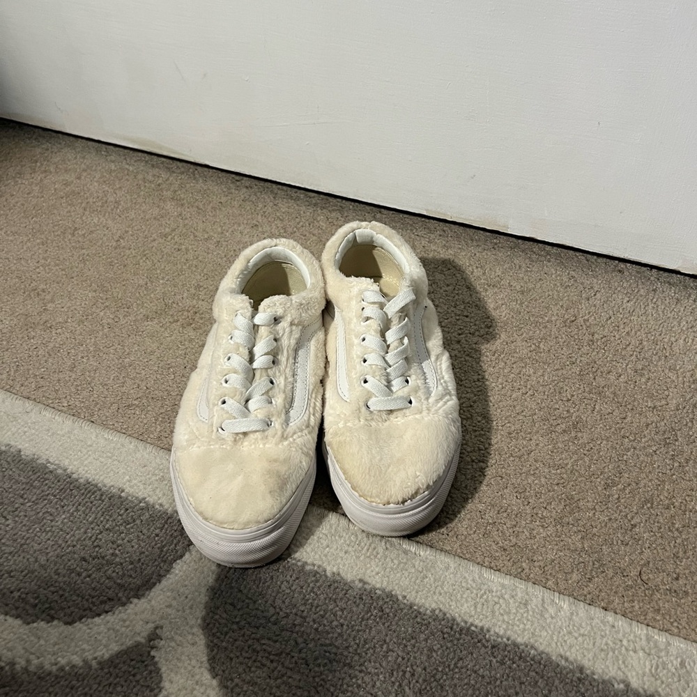 VANS Old Skool Sherpa Faux Fur White Women's Low Top Lace Up Sneaker